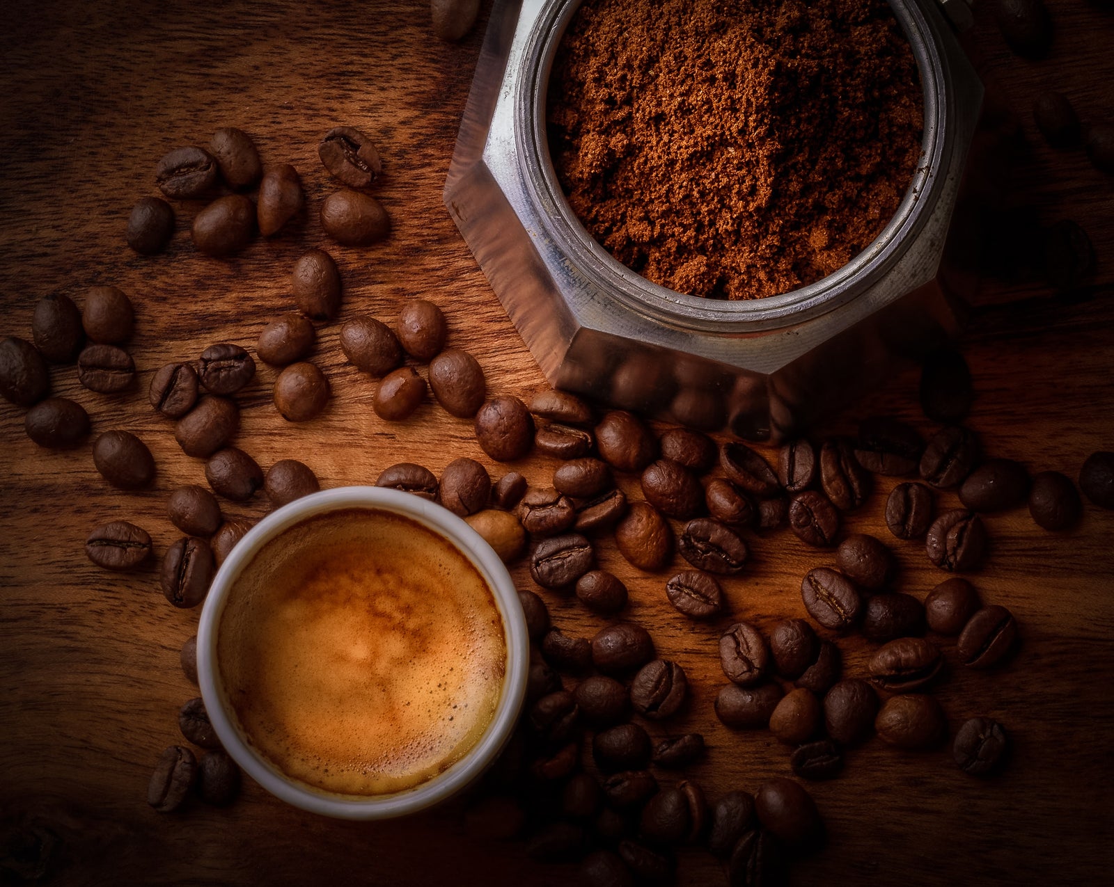 Slik lager du en god kopp kaffe. Foto av Janko Ferlič på Unsplash