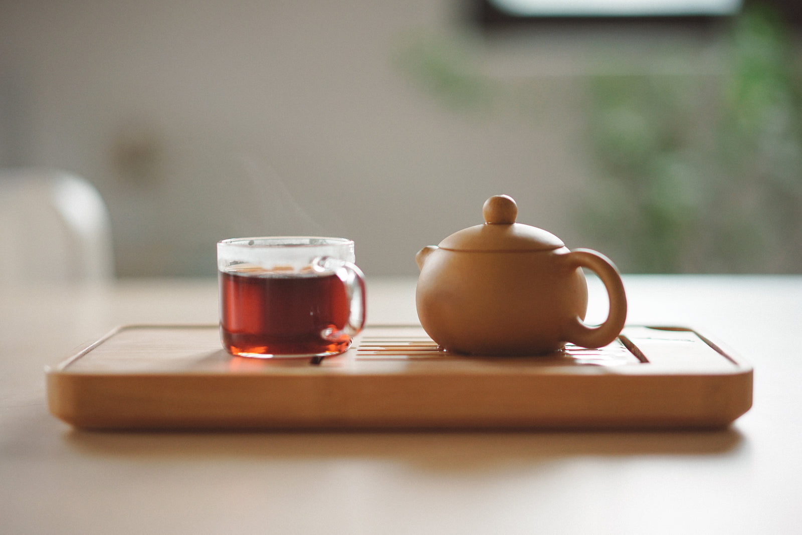 Slik lager du en kopp te - og finn roen på 5 minutter. Foto av Manki Kim på Unsplash