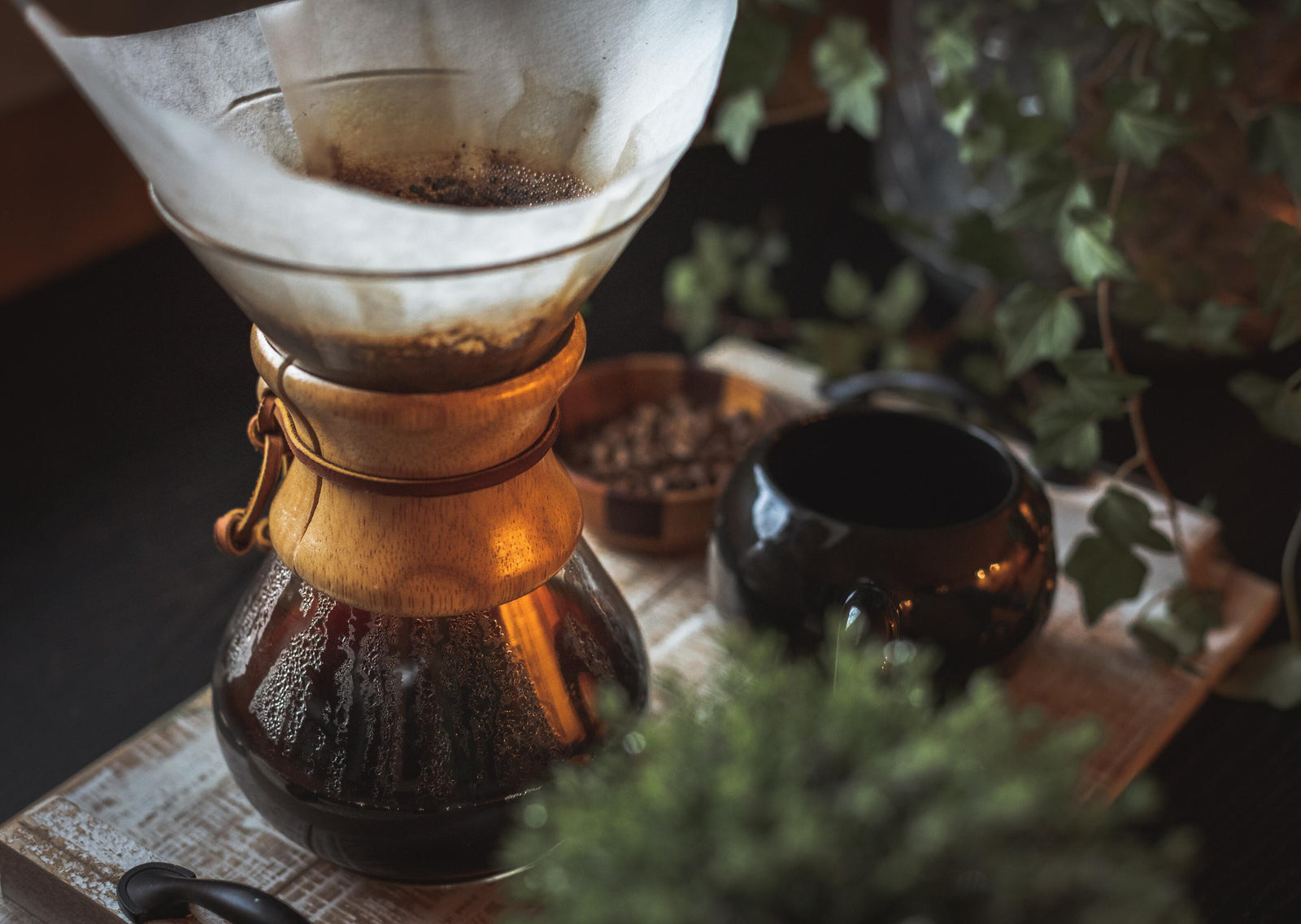 Slik lager du perfekt håndbrygget kaffe. Foto av Mike Baker på Unsplash